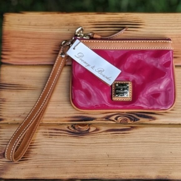 Dooney & Bourke Handbags - Dooney & Bourke Patent Leather Wristlet ✨NEW✨